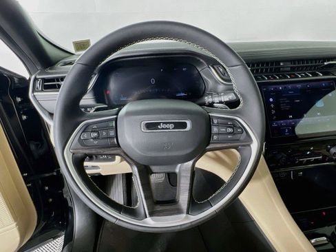 Used 2023 Jeep Grand Cherokee Limited w/ Black Appearance Package AWD/4WD image 12