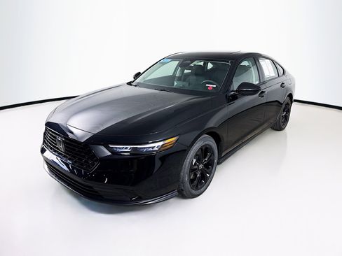 Certified 2025 Honda Accord SE image 4