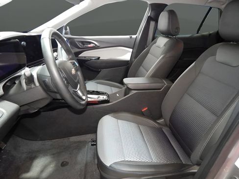 Used 2025 Chevrolet Trax LT w/ LT Convenience Package image 16