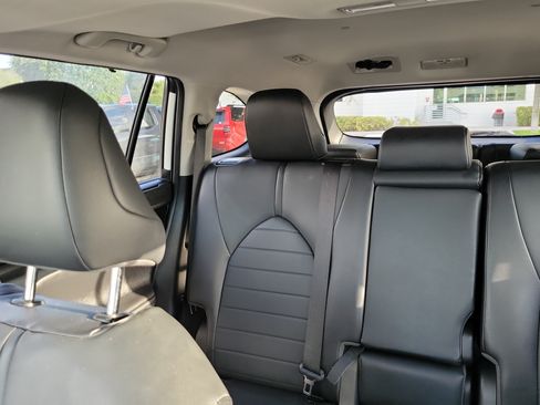 Used 2020 Toyota Highlander XLE FWD image 20