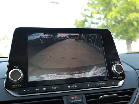 Used 2024 Nissan Altima 2.5 SV FWD image 17