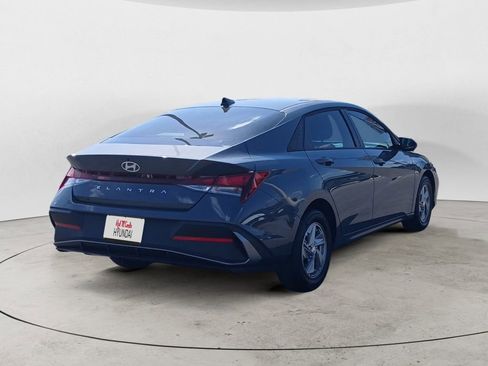 Certified 2025 Hyundai Elantra SE FWD image 5