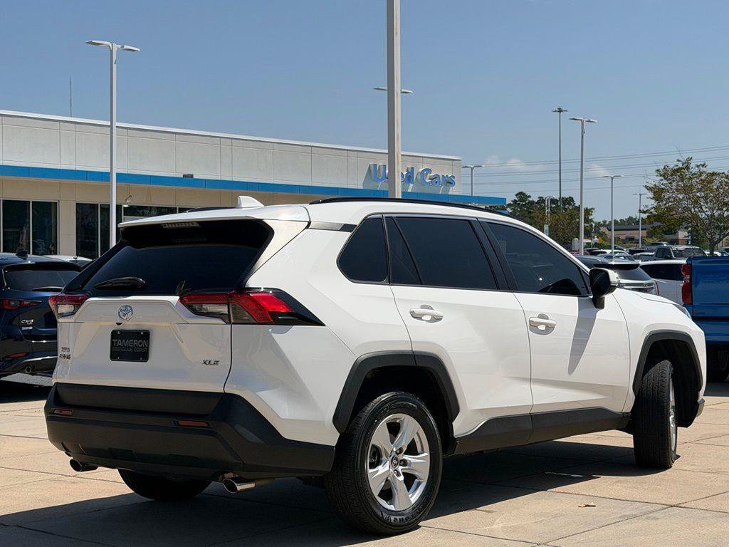 Used 2021 Toyota RAV4 XLE w/ Convenience Package FWD image 5