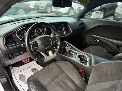 Used 2015 Dodge Challenger SRT image 17