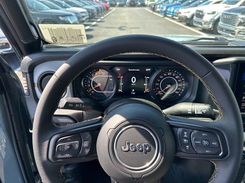 Used 2024 Jeep Gladiator Sport AWD/4WD image 14