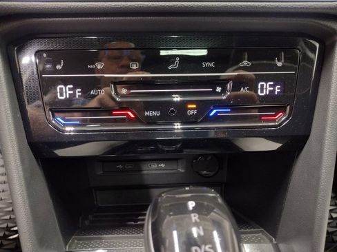 New 2025 Volkswagen Taos SE image 31