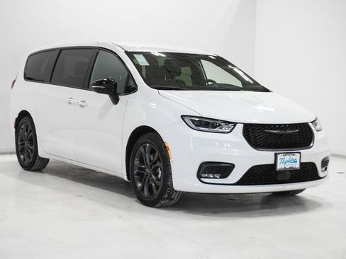 New 2026 Chrysler Pacifica Select FWD image 4