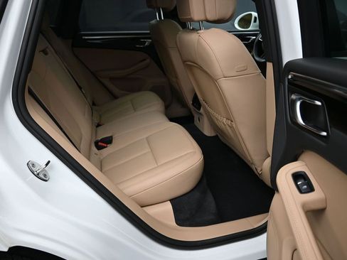 Used 2025 Porsche Macan image 28