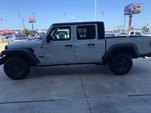 Used 2025 Jeep Gladiator Sport AWD/4WD image 6