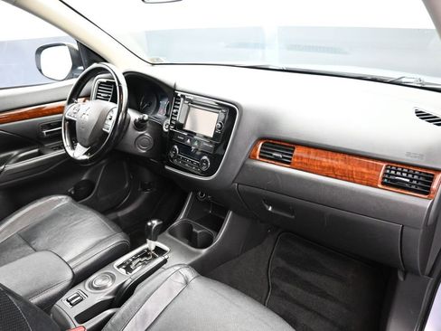Used 2015 Mitsubishi Outlander SE image 51