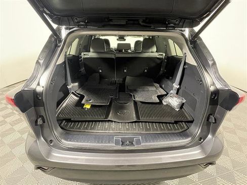 Used 2023 Toyota Highlander XLE AWD/4WD image 22