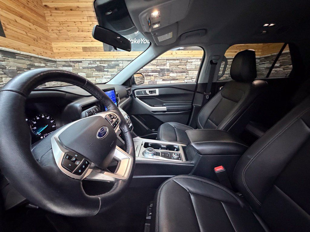Used 2020 Ford Explorer XLT w/ Equipment Group 202A AWD/4WD image 24