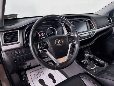 Used 2019 Toyota Highlander XLE AWD/4WD image 9