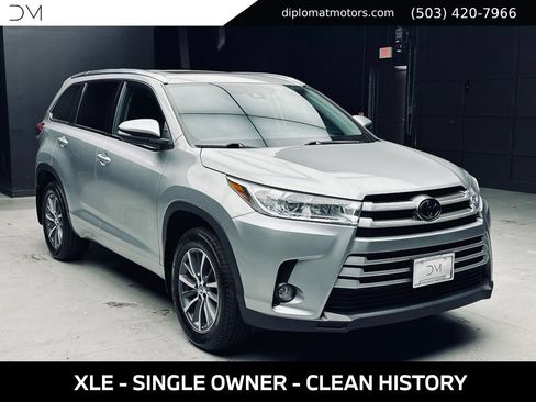 Used 2018 Toyota Highlander XLE AWD/4WD image 9