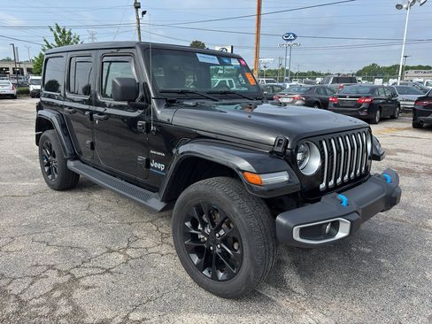 Used 2023 Jeep Wrangler Unlimited Sahara w/ Cold Weather Group AWD/4WD image 1