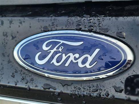 Used 2023 Ford Explorer XLT w/ Equipment Group 202A image 5