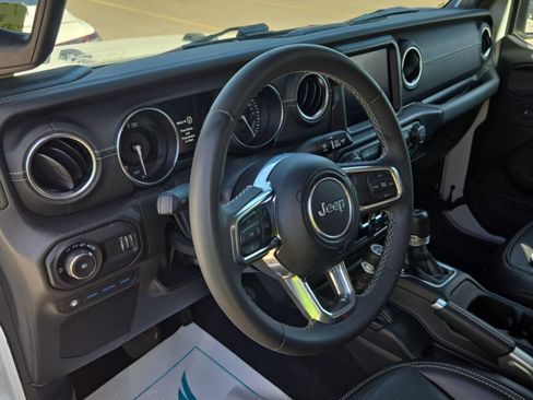 Used 2023 Jeep Wrangler Unlimited Sahara AWD/4WD image 13