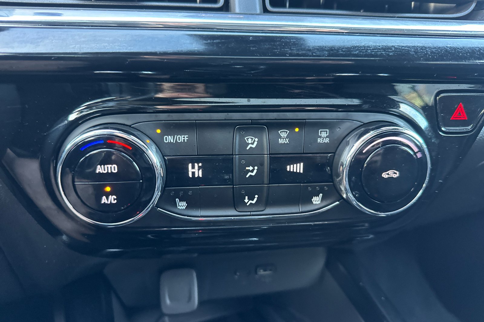 Used 2026 Chevrolet Trax RS w/ Sunroof Package FWD image 27