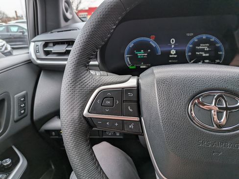 Certified 2025 Toyota Sienna Platinum image 17