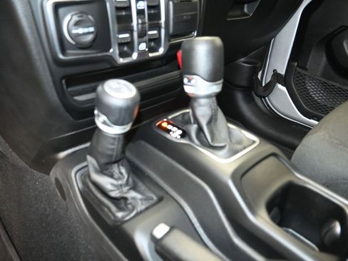 Used 2022 Jeep Gladiator Willys image 18