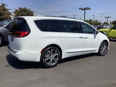 Used 2024 Chrysler Pacifica Pinnacle image 36