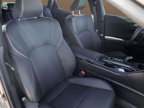 Used 2023 Toyota Crown Limited image 30