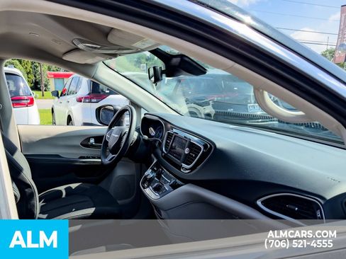 Used 2023 Chrysler Voyager LX FWD image 15
