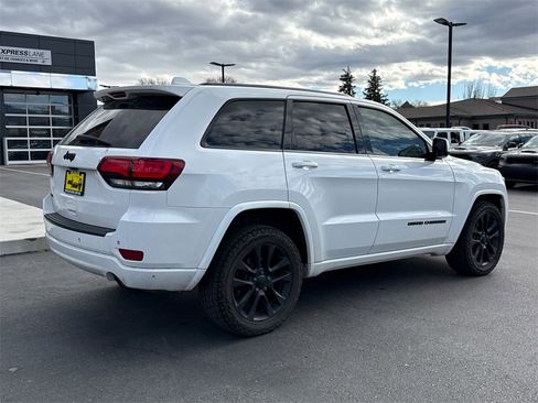 Used 2019 Jeep Grand Cherokee Altitude image 2