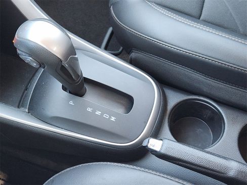 Used 2022 Chevrolet Trax LT w/ LT Convenience Package image 21