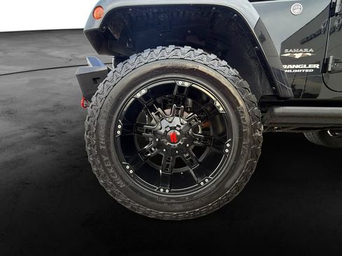 Used 2017 Jeep Wrangler Unlimited Sahara w/ Dual Top Group AWD/4WD image 12