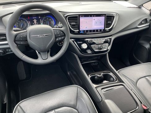 Used 2024 Chrysler Pacifica Limited w/ Uconnect Theater Family Group image 14