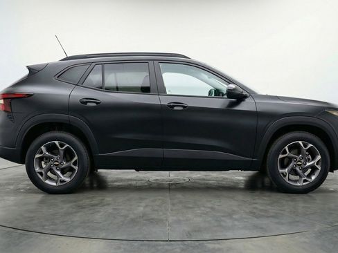 Used 2025 Chevrolet Trax LT w/ LT Convenience Package FWD image 11
