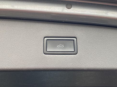 Used 2018 Volkswagen Tiguan SEL AWD/4WD image 14