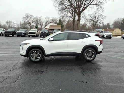 New 2026 Chevrolet Trax LT w/ LT Convenience Package FWD image 2