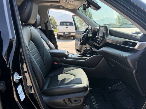 Used 2022 Toyota Highlander XLE AWD/4WD image 25