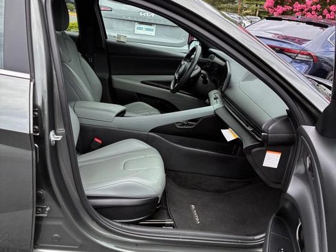 Used 2025 Hyundai Elantra Limited FWD image 17