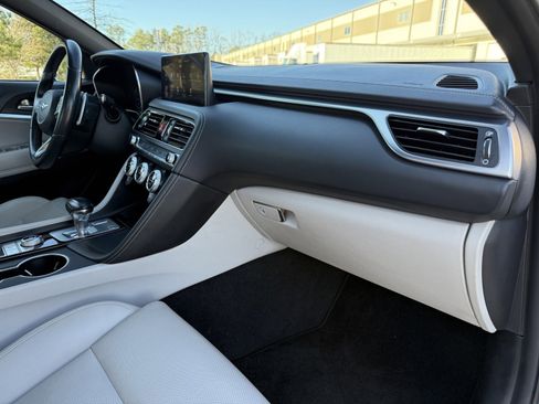 Used 2022 Genesis G70 2.0T image 23