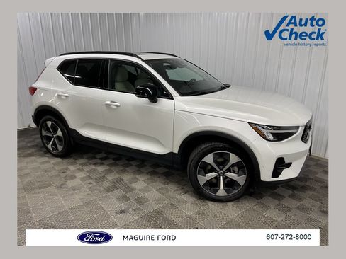 Used 2023 Volvo XC40 B5 Plus w/ Driver Assist Package AWD/4WD image 1