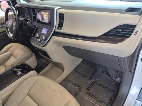 Used 2016 Toyota Sienna XLE FWD image 21