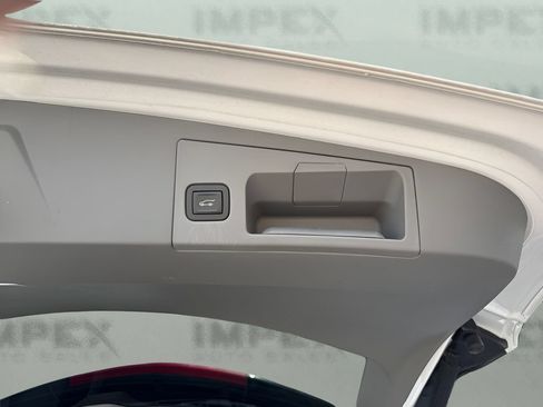 Used 2018 Cadillac XT5 Premium Luxury FWD image 32