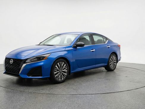 Used 2025 Nissan Altima 2.5 SV image 3