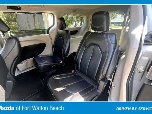 Used 2023 Chrysler Pacifica Touring-L FWD image 19
