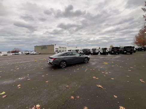 Used 2025 Hyundai Elantra SEL image 14