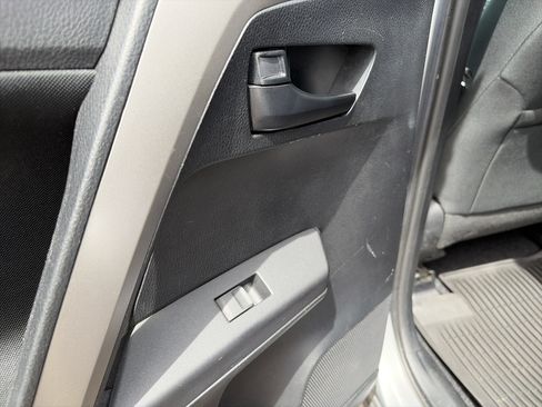 Used 2017 Toyota RAV4 LE AWD/4WD image 19