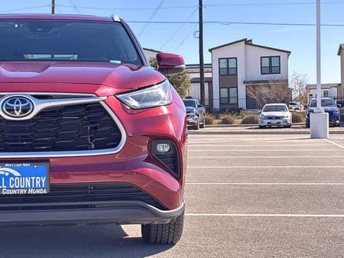 Used 2023 Toyota Highlander XLE image 11