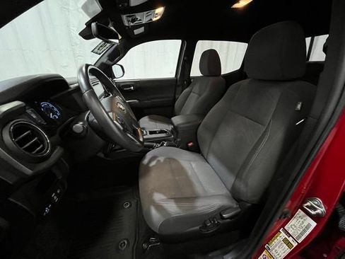 Certified 2019 Toyota Tacoma TRD Off-Road AWD/4WD image 10
