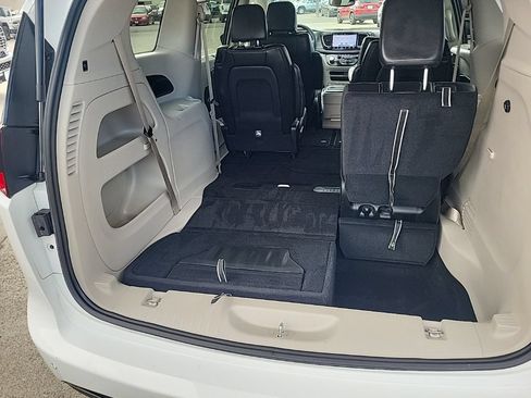 Used 2024 Chrysler Pacifica Touring-L FWD image 21