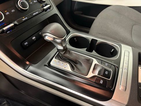 Used 2022 Kia Carnival LX image 29