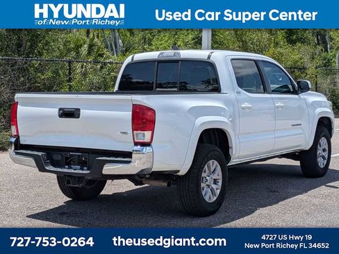 Used 2017 Toyota Tacoma SR5 w/ Tow Package RWD image 5