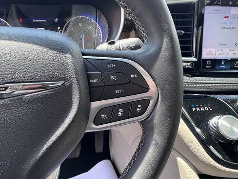 Used 2023 Chrysler Pacifica Limited FWD image 18